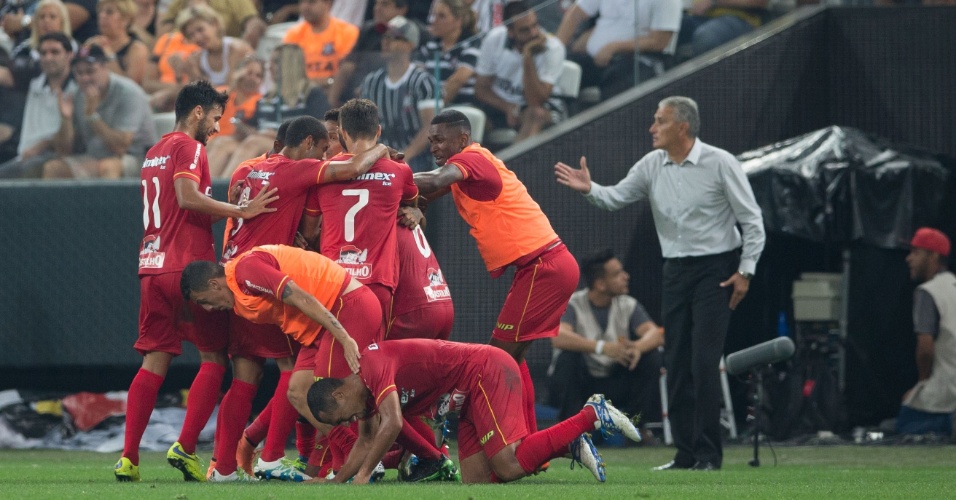 audax-comemora-o-gol-de-tche-tche-contra-o-corinthians-1461453645953_956x500