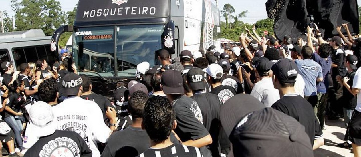 Torcedores-do-Corinthians-cercam-e-apedrejam-onibus-em-que-estavam-os-jogadores-do-timeFoto-Marcos-AlvesO-Globo