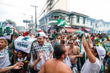 SP - BRASILEIRÃO/PALMEIRAS X ATLÉTICO-PR - ESPORTES - Torcida chega ao Allianz Parque, na zona oeste de São Paulo, neste domingo, para a partida entre Palmeiras e Atlético Paranaense, pela última rodada do Campeonato Brasileiro 2014. O Palmeiras luta para não cair para a Série B do Brasileirão e precisa de uma vitória para se garantir na elite do futebol nacional. 07/12/2014 - Foto: ALE VIANNA/BRAZIL PHOTO PRESS/ESTADÃO CONTEÚDO