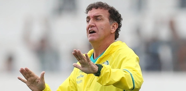 cuca-orienta-os-jogadores-do-palmeiras-na-partida-contra-a-ponte-preta-1463936958392_615x300-1