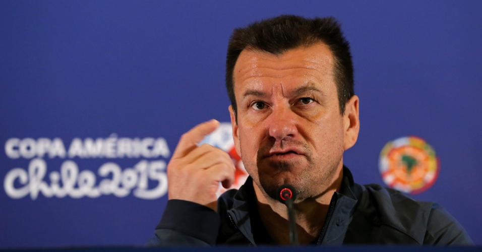 tecnico-dunga-gesticula-durante-entrevista-coletiva-no-chile-durante-a-copa-america-2015-1434821888298_956x500