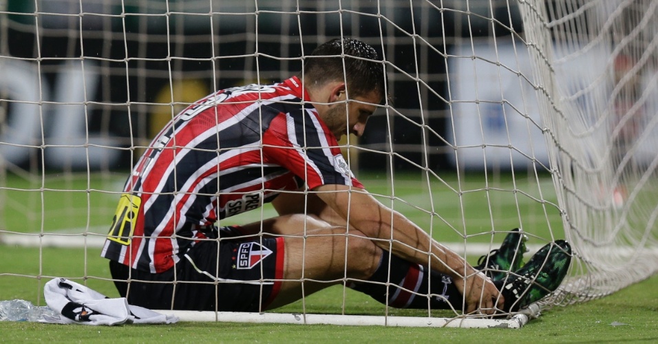 calleri-fica-sentado-dentro-do-gol-depois-de-nao-conseguir-alcancar-cruzamento-de-michel-bastos-durante-a-partida-entre-atletico-nacional-e-sao-paulo-1468459876939_956x500