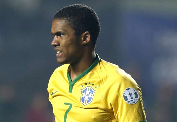 douglas-costa-brazil-paraguay-27062015_6263x5e6b6l41ju8imt42ihct