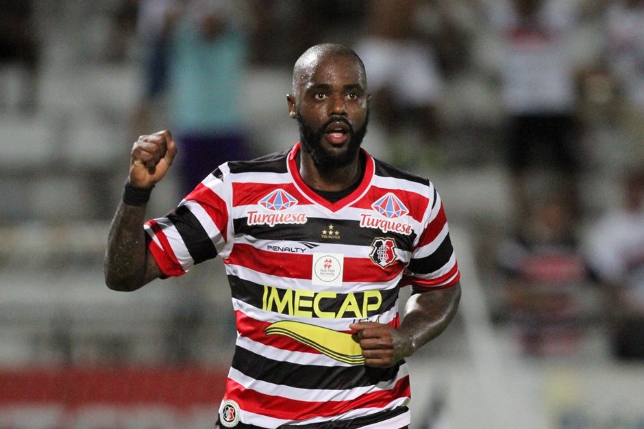 Grafite marcou pela primeira vez com os pés desde que voltou ao Arruda