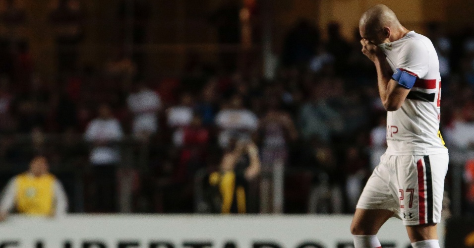 maicon-deixa-o-campo-expulso-na-partida-sao-paulo-x-atletico-nacional-1467858515104_956x500