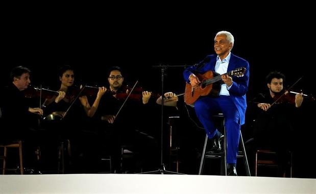 1729651743-paulinho-da-viola-foi-o-responsavel-por-cantar-o-hino-nacional-brasileiro-na-abertura-dos-jogos-do-r-2