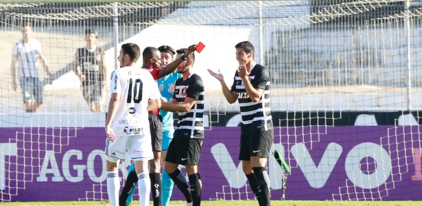 balbuena-e-expulso-apos-falta-em-roger-da-ponte-preta-1472330494309_615x300