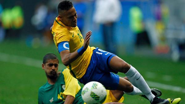 neymar-e-desarmado-em-carrinho-de-jogador-da-africa-do-sul-1470343062295_v2_600x337