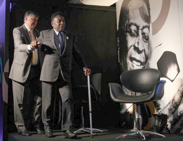 Pelé-se-locomove-com-dificuldades-mesmo-amparado-por-bengala