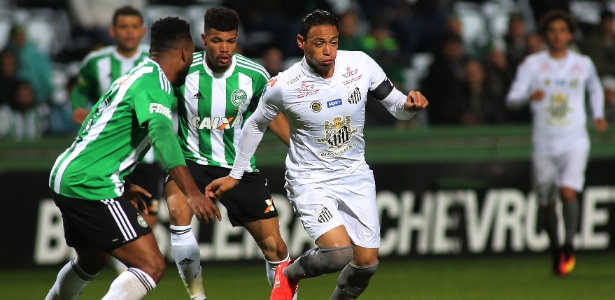 ricardo-oliveira-do-santos-tenta-passar-por-luccas-claro-do-coritiba-1471817072025_615x300