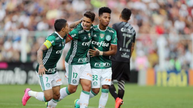 Jean do Palmeiras comemora gol de penalti
