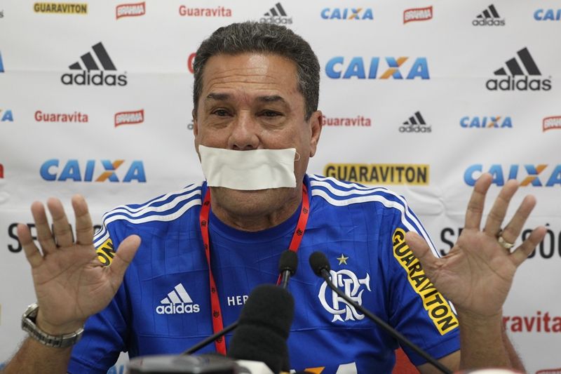 Vanderlei Luxemburgo colocou esparadrapo na coletiva em protesto