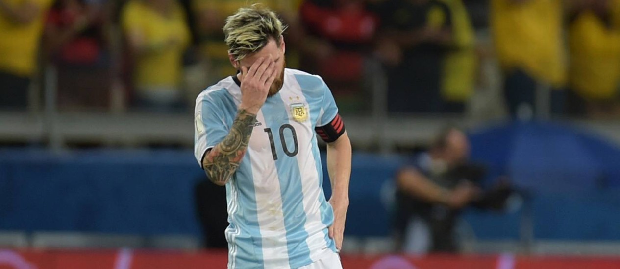 62636035_topshotargentina27s-lionel-messi-gestures-as-players-of-brazil-celebrate-neymar27s-goal-du