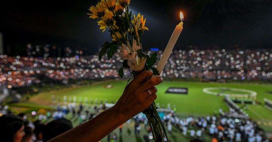 pessoas-prestam-homenagem-no-estadio-atanasio-girardot-em-medellin-na-colombia-1480554248881_956x500