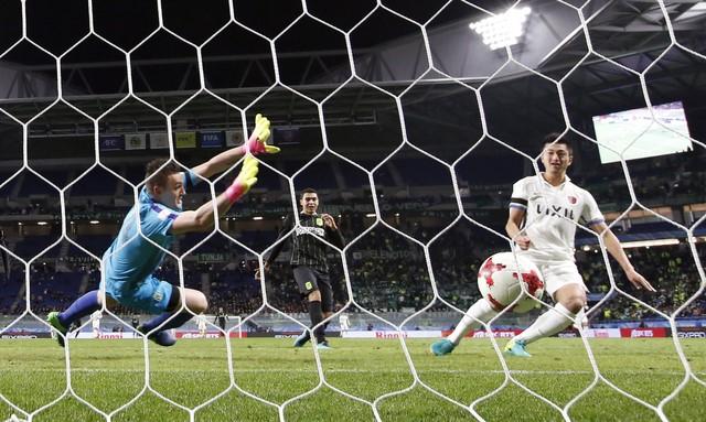 Kashima Antlers' Yuma Suzuki scores their third goal