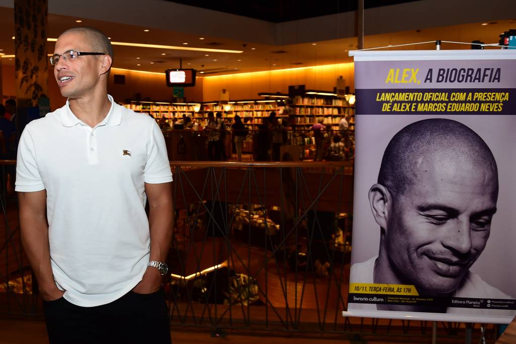 Craque Alex detona gestão da CBF, clubes e cobra engajamento dos&nbsp;jogadores