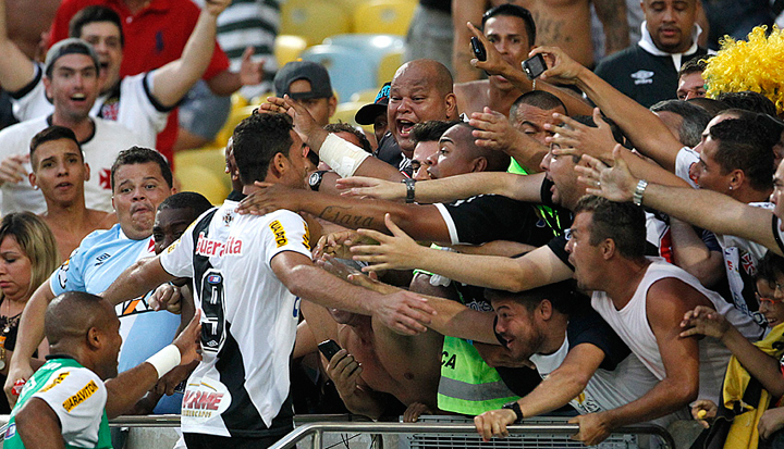 CBF proíbe comemoração de gols dos jogadores com os&nbsp;torcedores