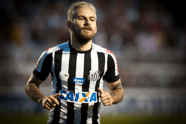 Lucas Lima dorme no clássico no Pacaembu