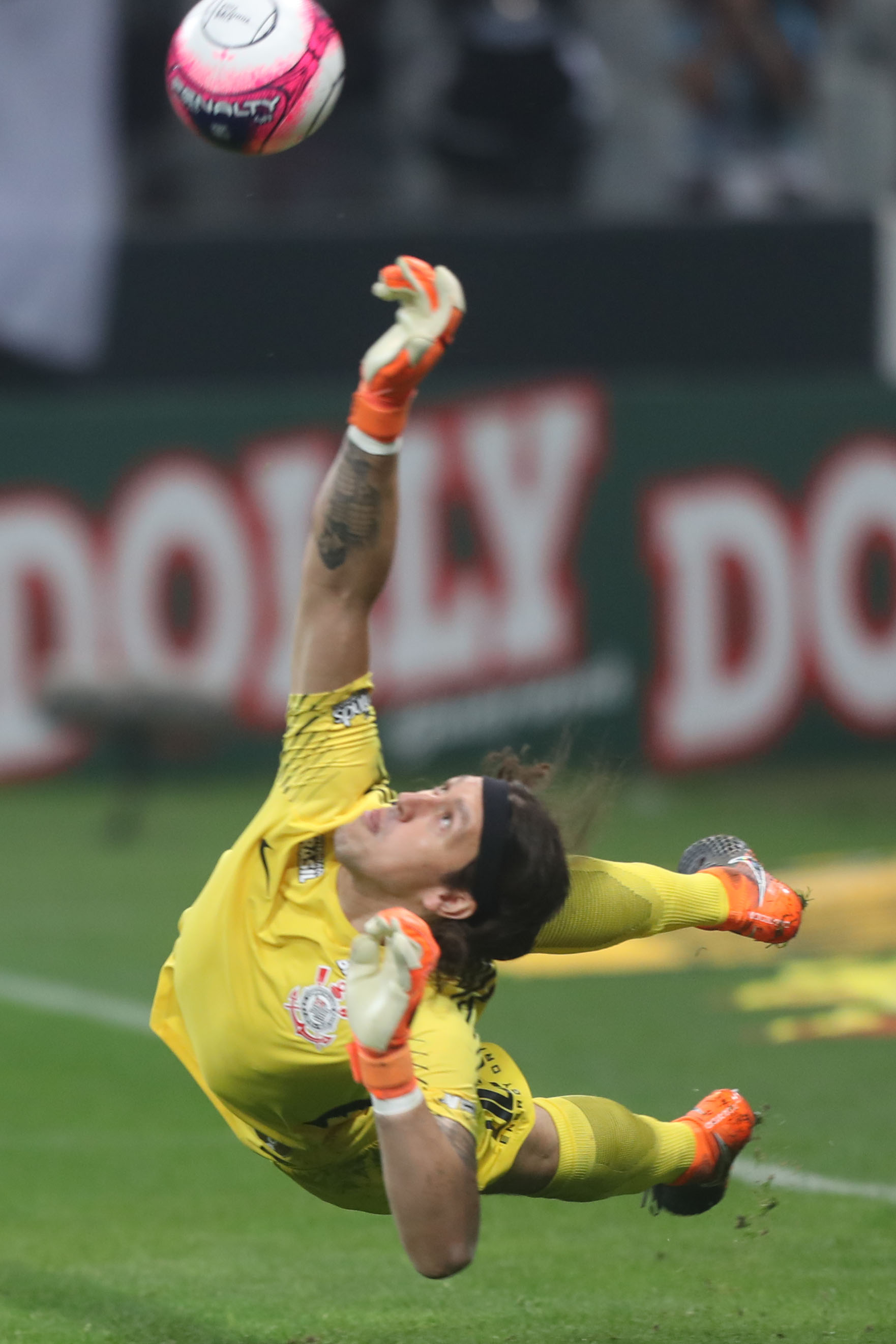 Cassio defende pênalti e classifica Corinthians