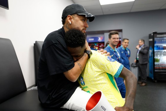 Neymar e Vini, os Jrs celebram vitória do Brasil