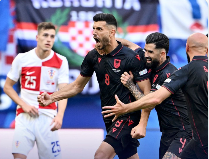 Gjasula, camisa 8, de vilão a herói da Albânia