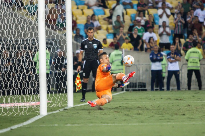 Fabio honra tradição de goleiros velhos no Fluminense