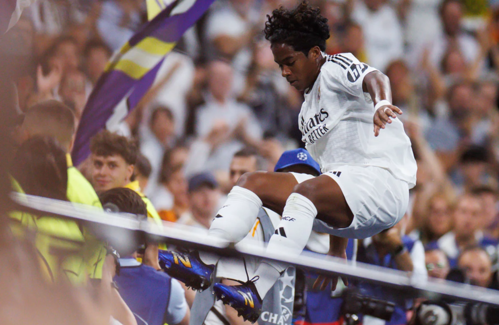 Endrick celebra seu gol de estreia na Champions League