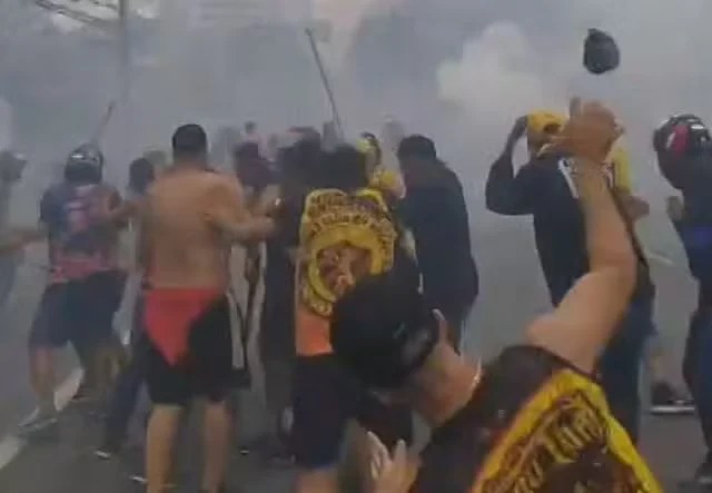 Bárbaros do futebol nas ruas do Recife