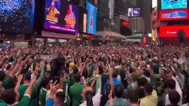Mundial de Clubes | Vídeo: Torcida do Palmeiras Faz da Time Square de NY a Rua Palestra Itália em&nbsp;SP