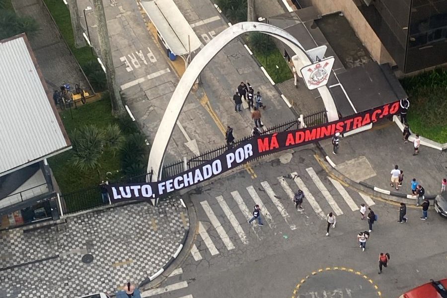 Corinthians em Transe | Torcida Invade e Lacra Sede do Clube por Má&nbsp;Administração