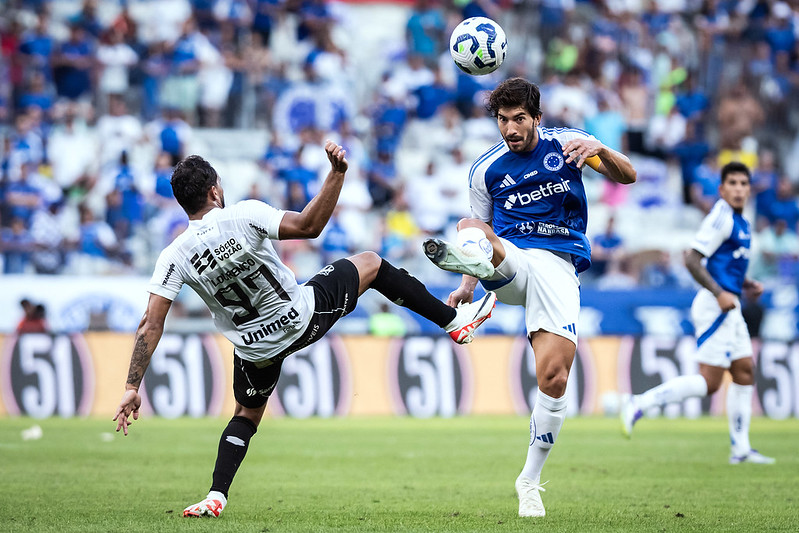 Líder Cruzeiro derrota em casa pelo Ceará, 17ª rodada Brasileirão 2025