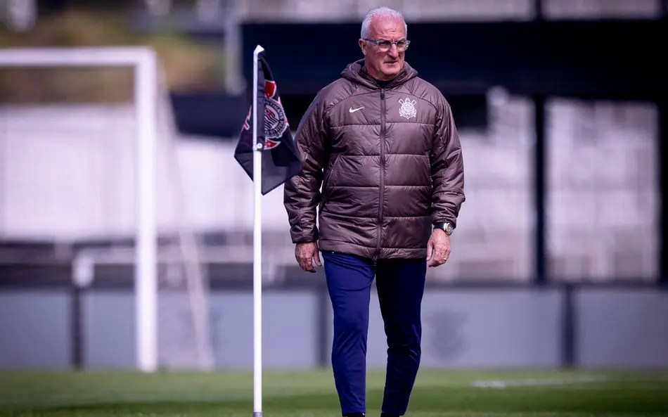 Dorival Junior fala da substituição de Memphis Depay