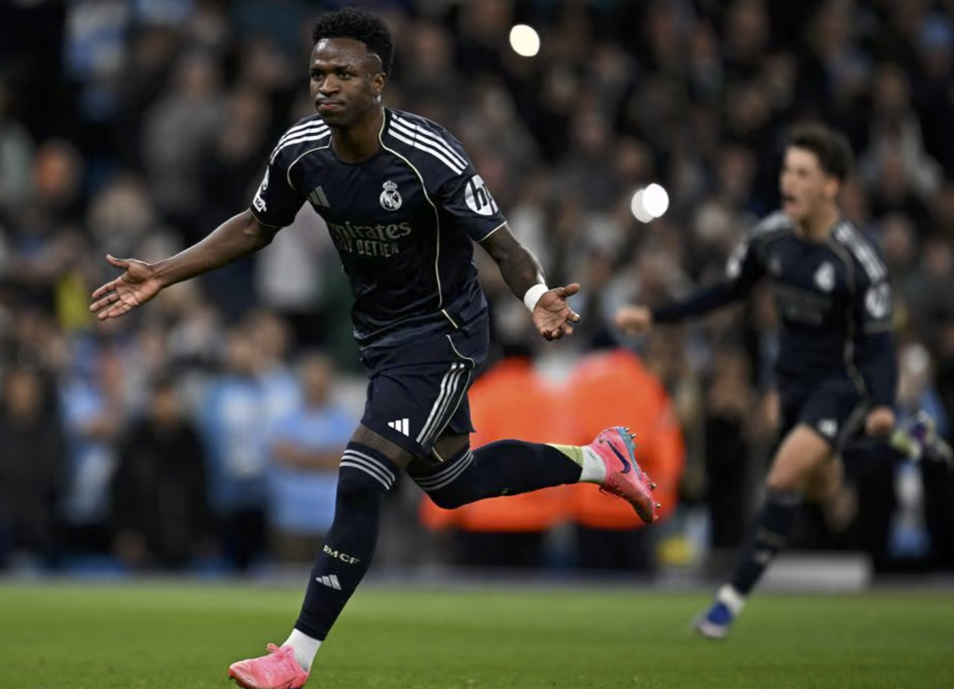 Vini Jr leva Real Madrid às quartas das Champions